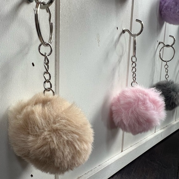(1) Fluffy Pom Keychain - Picture 9 of 10